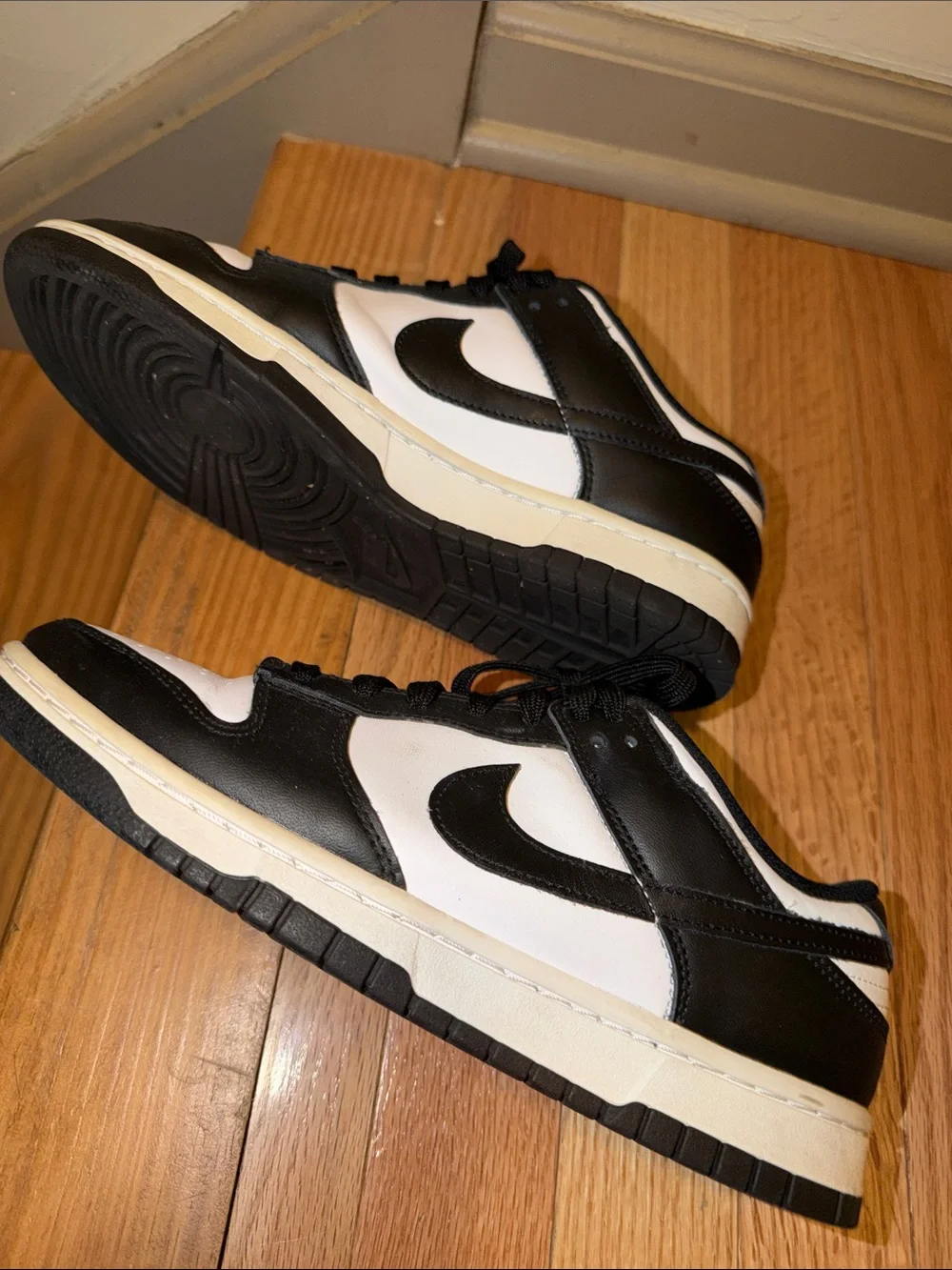 Nike Men’s Black and White Low-Top Sneakers